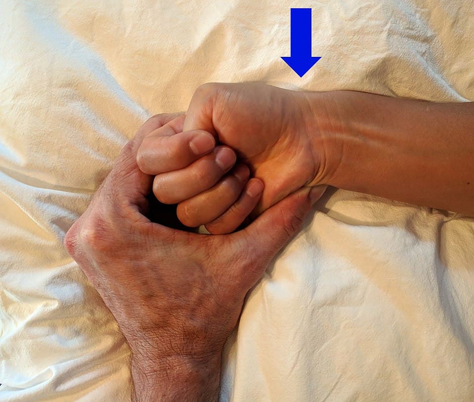 Finkelstein test for De Quervain's tenosynovitis thumb wrist pain - chiropractor San Antonio TX